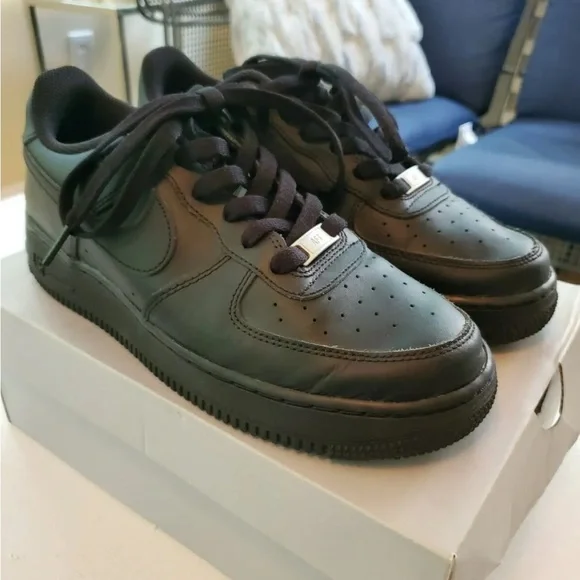 Size 7Y woman’s size 8.5 - Picture 1 of 4